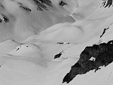 Con lo zoom vado a scorgere due baite solitarie avvolte dalla neve intatta.....